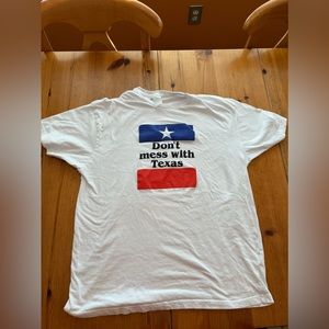 VDon’t Mess with Texas Tee. Size Men’s XL. Well worn and extremely soft.